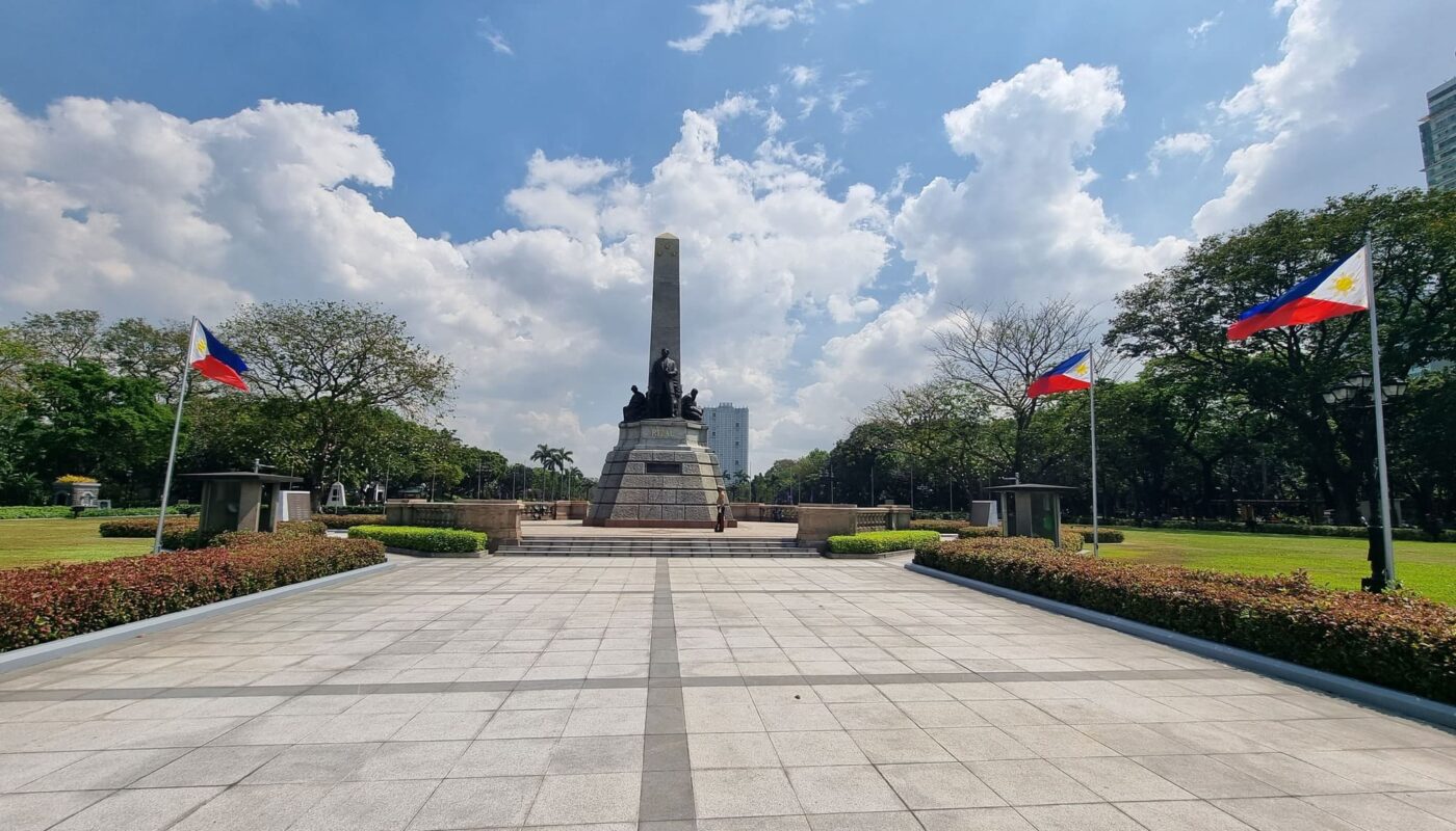 Parque Rizal en Manila con monumentos históricos y jardines verdes