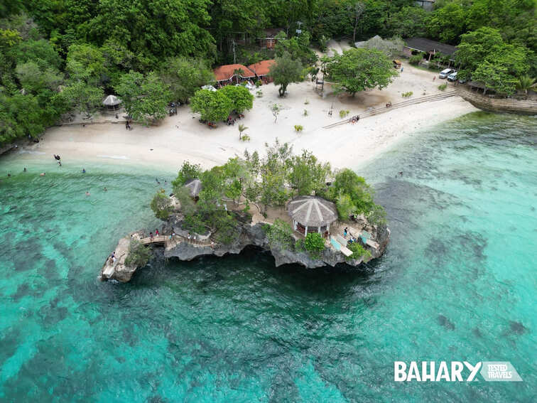 Playa Salagdoong en Siquijor, Filipinas, con aguas cristalinas y acantilados para saltar.