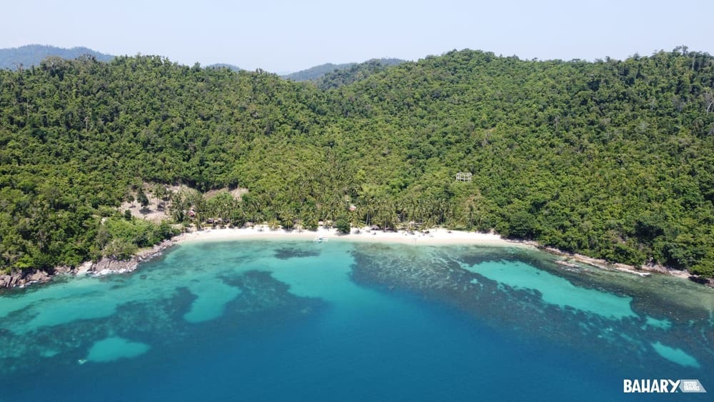 Playa tropical en Port Barton con aguas cristalinas, Filipinas