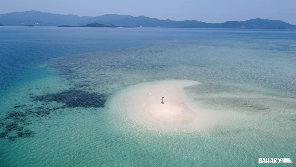 Playa virgen de arena blanca en Port Barton, Filipinas