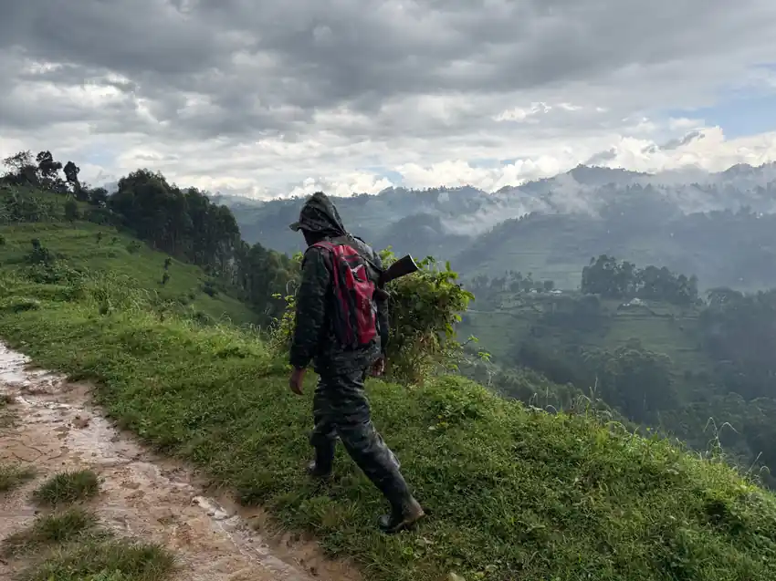 baharytravels-escolta-bosque-uganda