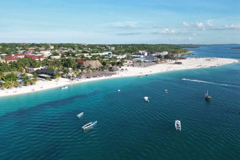 Vista aérea de la playa de Nungwi en Zanzíbar con aguas turquesas y barcos locales