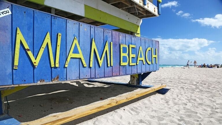 Viajar a Miami Bahary Travels Viajar a Miami Beach con playas de arena blanca y palmeras frente al mar